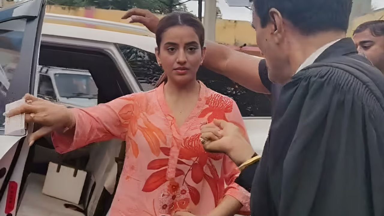 भोजपुरी अभिनेत्री अक्षरा सिंह ने किया कोर्ट में सरेंडर, धोखाधड़ी केस में पहुंची बेगूसराय की अदालत