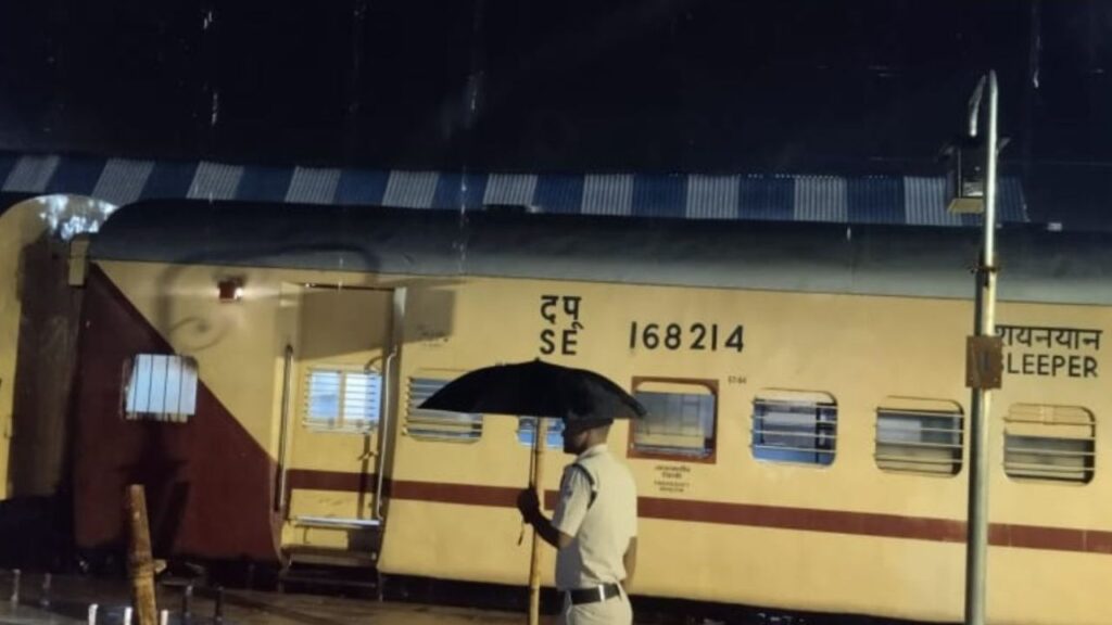 झारखंड में भारी बारिश के बीच टला बड़ा हादसा, भूस्खलन से रेल सेवा हुई प्रभावित, रात भर चला राहत कार्य