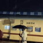 झारखंड में भारी बारिश के बीच टला बड़ा हादसा, भूस्खलन से रेल सेवा हुई प्रभावित, रात भर चला राहत कार्य 