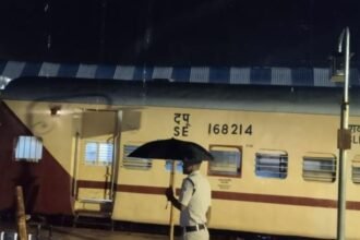 झारखंड में भारी बारिश के बीच टला बड़ा हादसा, भूस्खलन से रेल सेवा हुई प्रभावित, रात भर चला राहत कार्य 