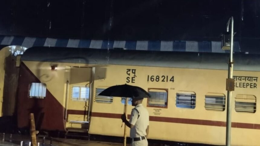 झारखंड में भारी बारिश के बीच टला बड़ा हादसा, भूस्खलन से रेल सेवा हुई प्रभावित, रात भर चला राहत कार्य 