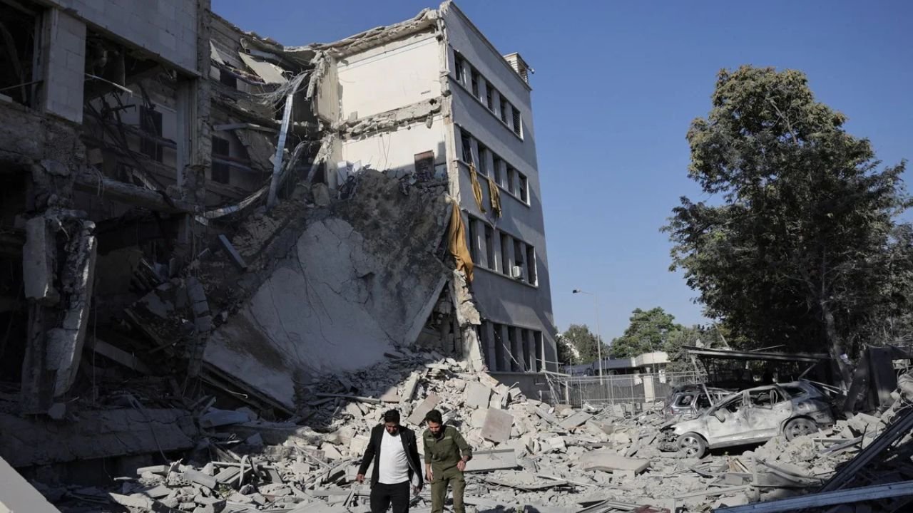 इजराइल का सीरिया पर सबसे बड़ा हमलाः राष्ट्रपति भवन के पास बमबारी, ईरान और गाजा के बाद युद्ध का नया मोर्चा