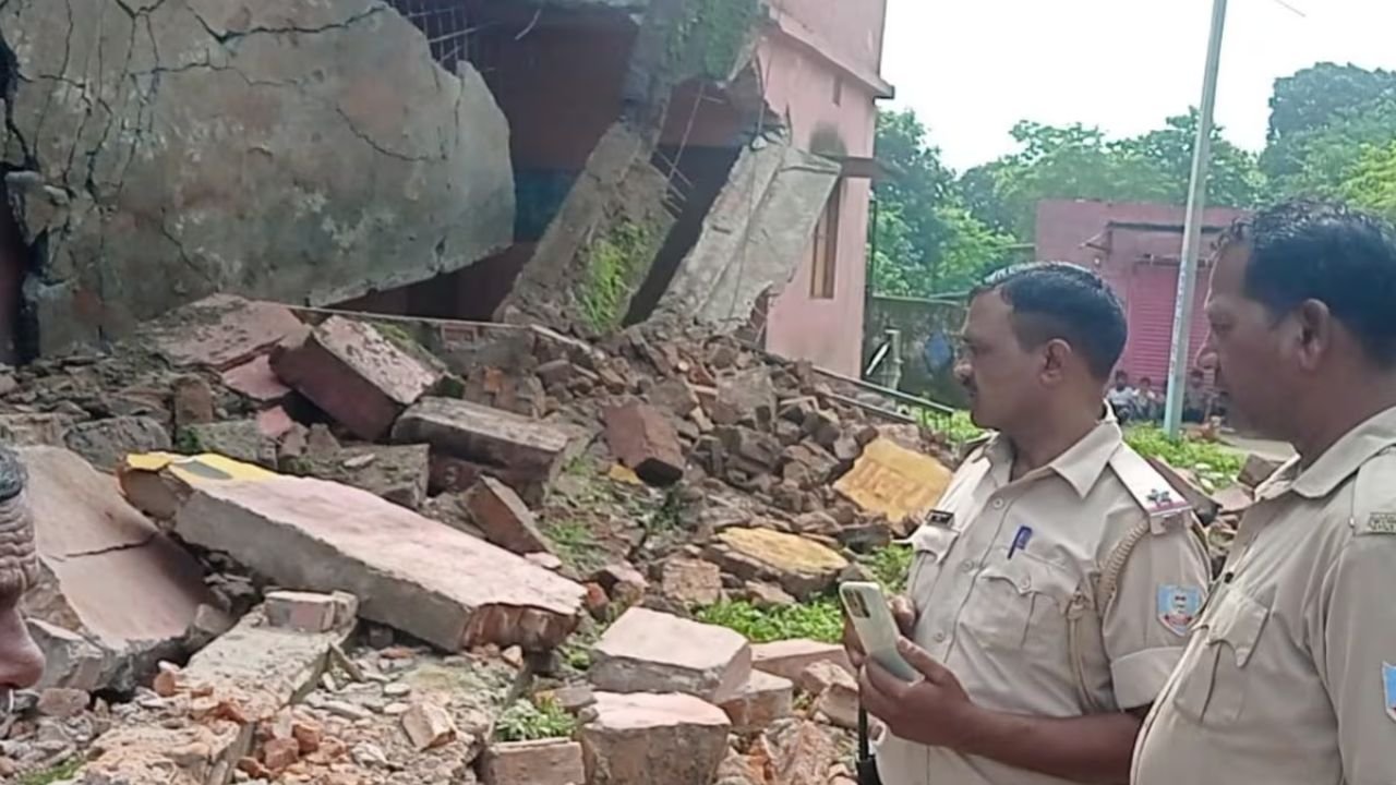 रांची में स्कूल की छत गिरने से बुजुर्ग की मौत, मलबे में फंसा एक शख्स