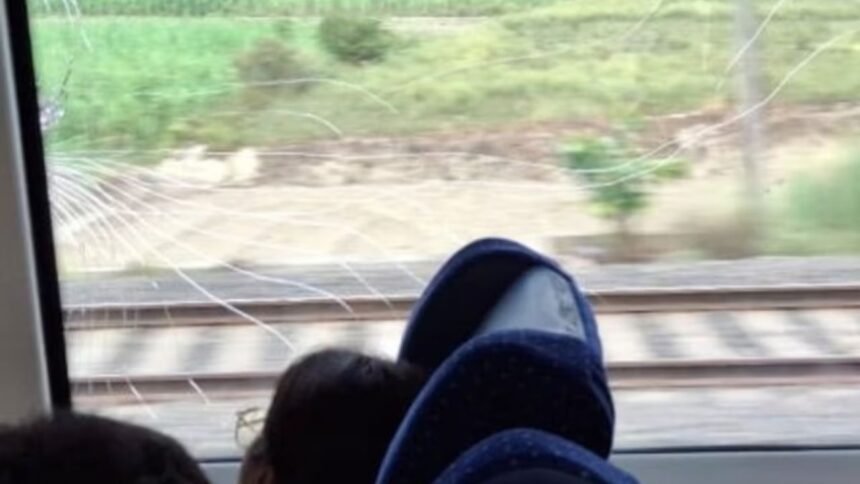 वंदे भारत ट्रेन पर बिहार में फिर पथराव, बोगी का टूटा शीशा, पत्थरबाजी की 5वीं घटना