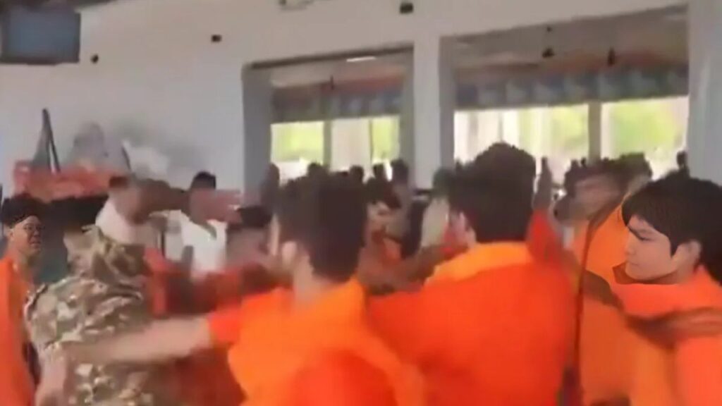 VIDEO:कांवड़ियों ने CRPF जवान को घेरकर पीटा, ताबड़तोड़ बरसाए थप्पड़ और लात-घूंसे