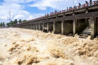 फरक्का बराज के 9 गेट खोले गए, बिहार के 9 जिलों में बाढ़ का खतरा