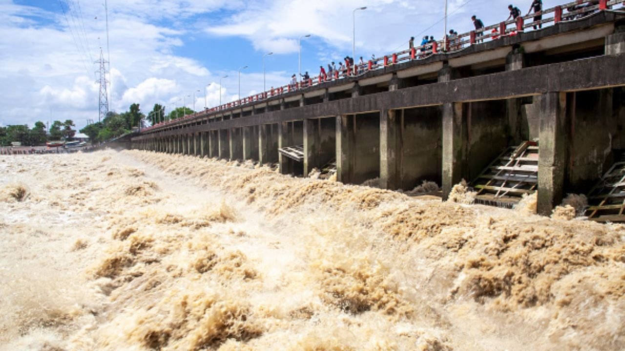फरक्का बराज के 9 गेट खोले गए, बिहार के 9 जिलों में बाढ़ का खतरा