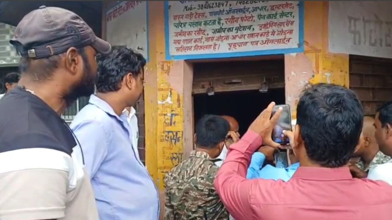 मेदिनीनगर नगर निगम का फर्जी सर्टिफिकेट बनाने को लेकर कई दुकानों में छापेमारी, भारत फोटो स्टेट नामक एक दुकान सील, हिरासत में आरोपी