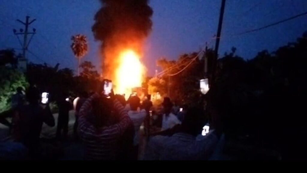 हाजीपुर में दर्दनाक सड़क सड़क हादसा, ट्रक-कंटेनर में टक्कर के बाद लगी भीषण आग, तीन जिंदा लोग जिंदा जले
