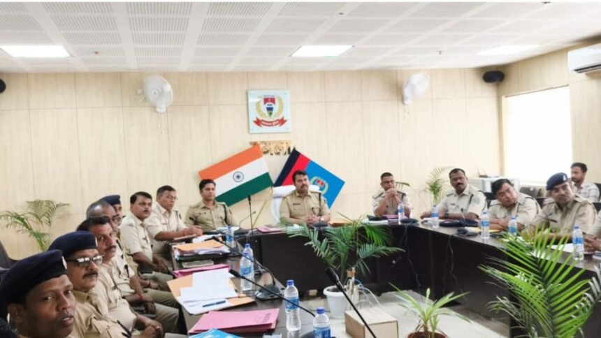 गुमला में SP हारिस बिन जमां ने की अपराध की मासिक समीक्षा बैठक, पुलिस पदाधिकारियों को दिये गए आवश्यक निर्देश