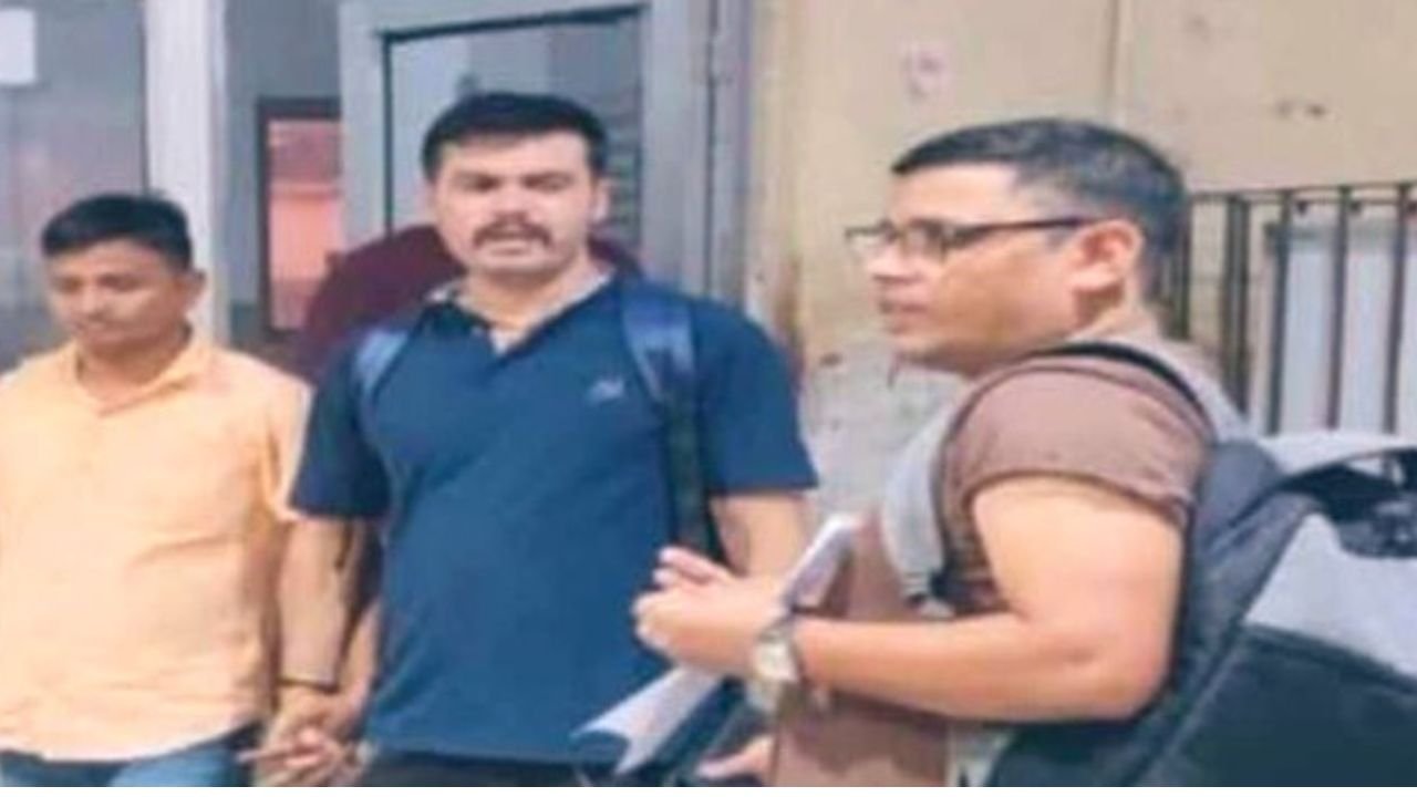 रेलवे का बुकिंग क्लर्क 20 हजार रुपये रिश्वत लेते गिरफ्तार, रक्सौल में भारत-नेपाल बॉडर पर हुआ अरेस्ट
