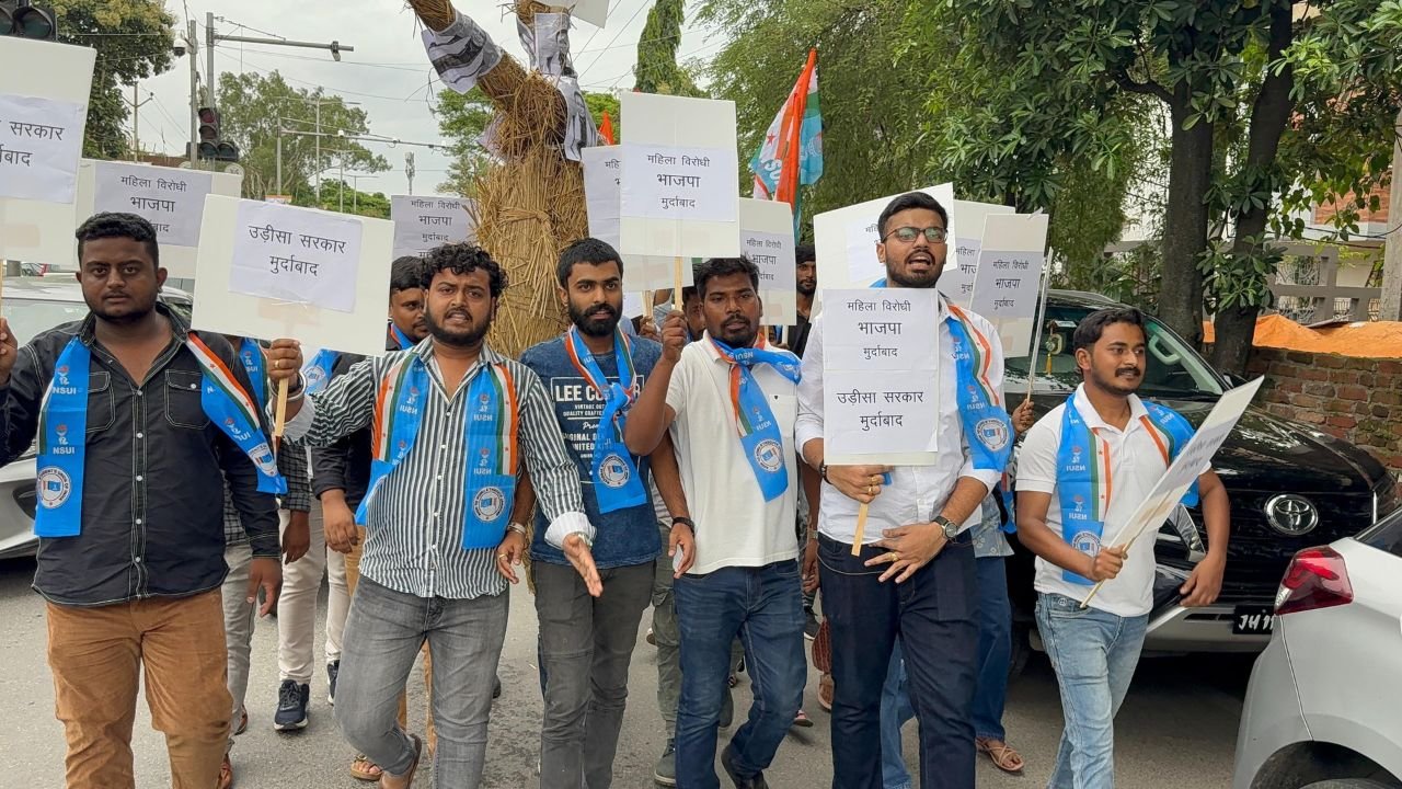ओडिशा में छात्रा की आत्महत्या के विरोध में रांची में प्रदर्शन, NSUI ने BJP दफ्तर के बाहर पुतला दहन कर जताया विरोध