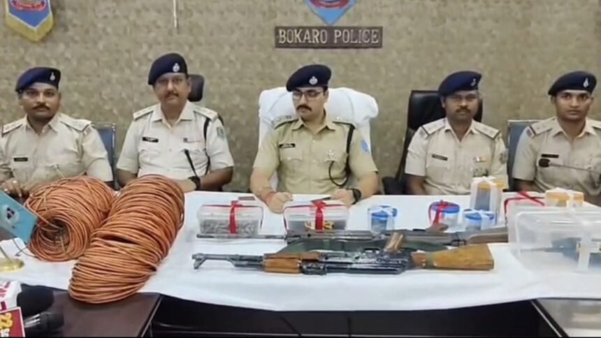 झारखंड के बोकारो में मिला हथियारों का जखीरा, इंसास राइफल और SLR बरामद 1 Untitled design 5 4