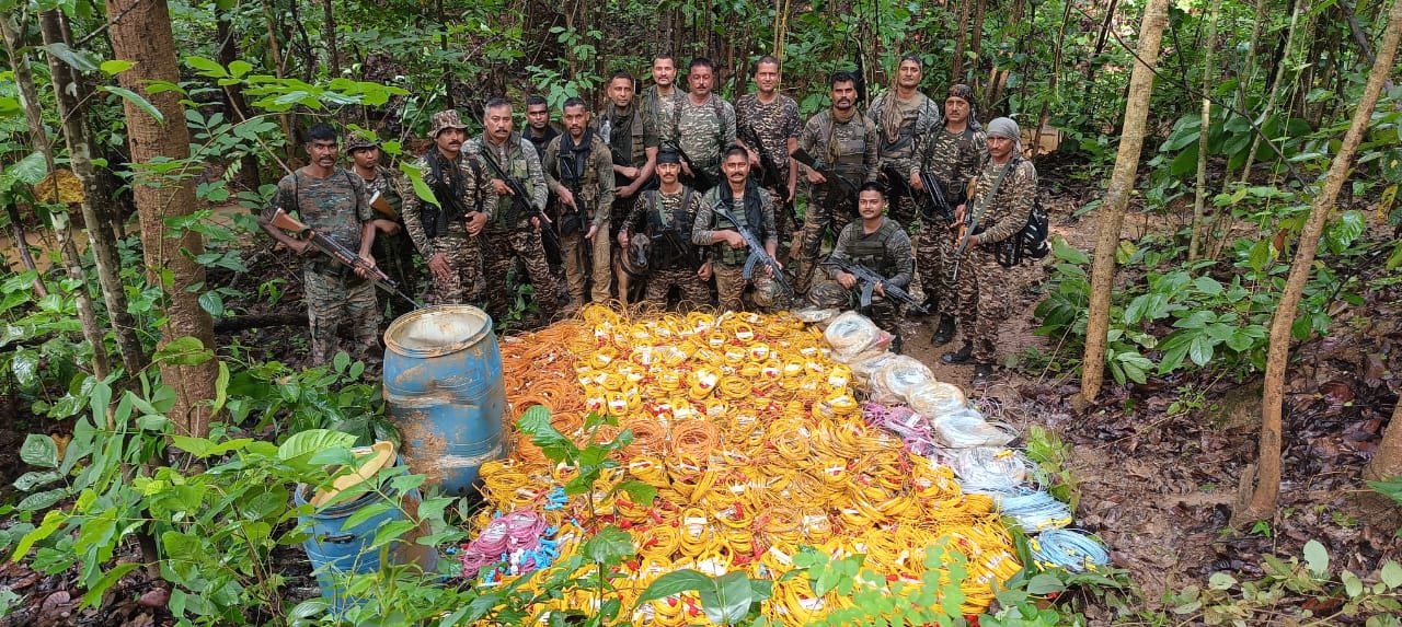 चाईबासा में नक्सलियों के खिलाफ अभियान में सुरक्षाबलों को मिली बड़ी सफलता, 18 हजार डेटोनेटर किया बरामद 3 WhatsApp Image 2025 07 01 at 19.28.29 469a8b7f