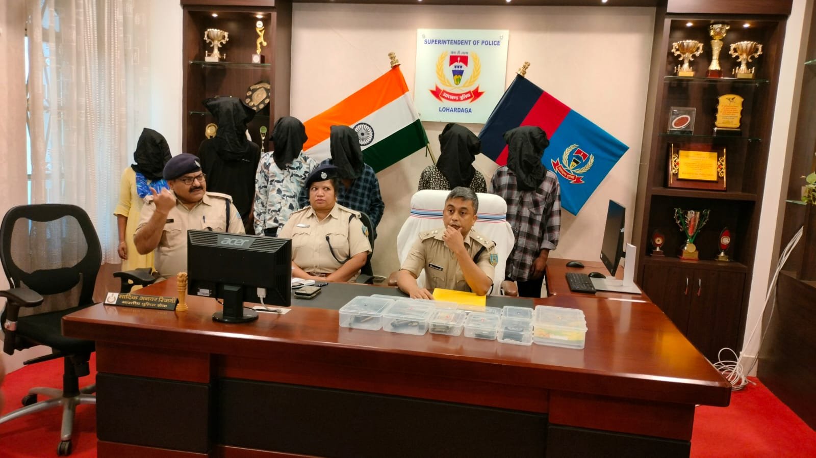 लोहरदगा में हुए पूर्व नक्सली हत्याकांड का खुलासा, पुलिस ने छह आरोपी को हथियार के साथ किया अरेस्ट