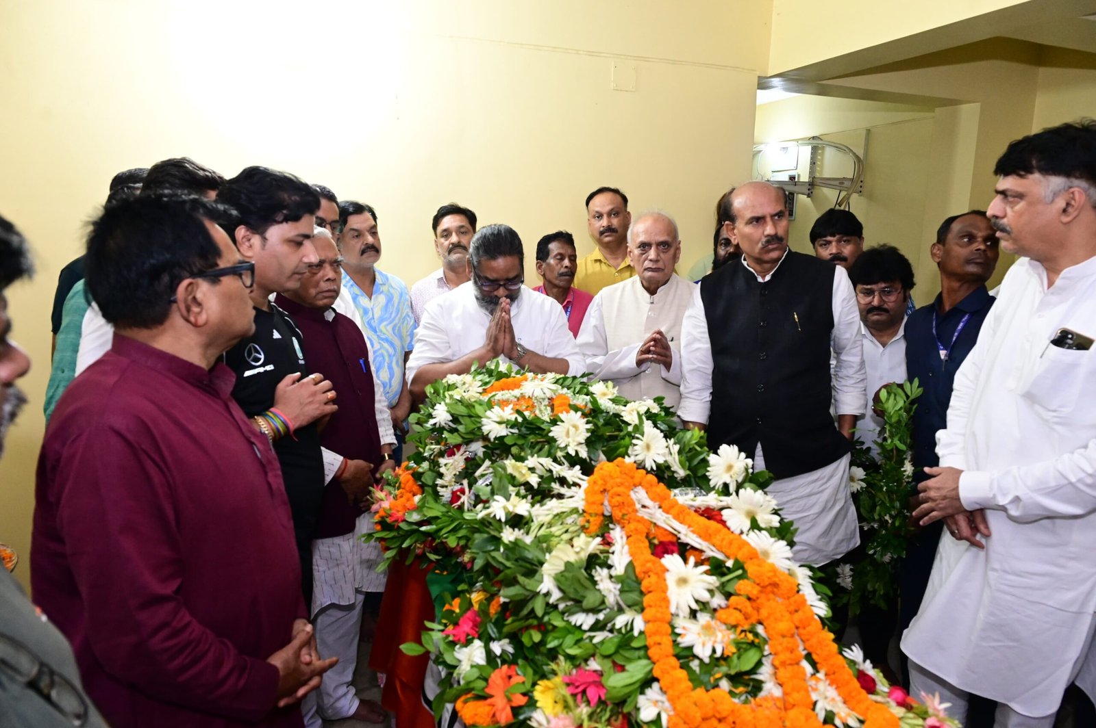 दिवंगत पूर्व मंत्री ददई दुबे को मुख्यमंत्री हेमंत सोरेन ने दी श्रद्धांजलि, परिवार के मिलकर निधन पर जताई गहरी शोक संवेदना 1 WhatsApp Image 2025 07 11 at 17.27.58 e5848c8e scaled