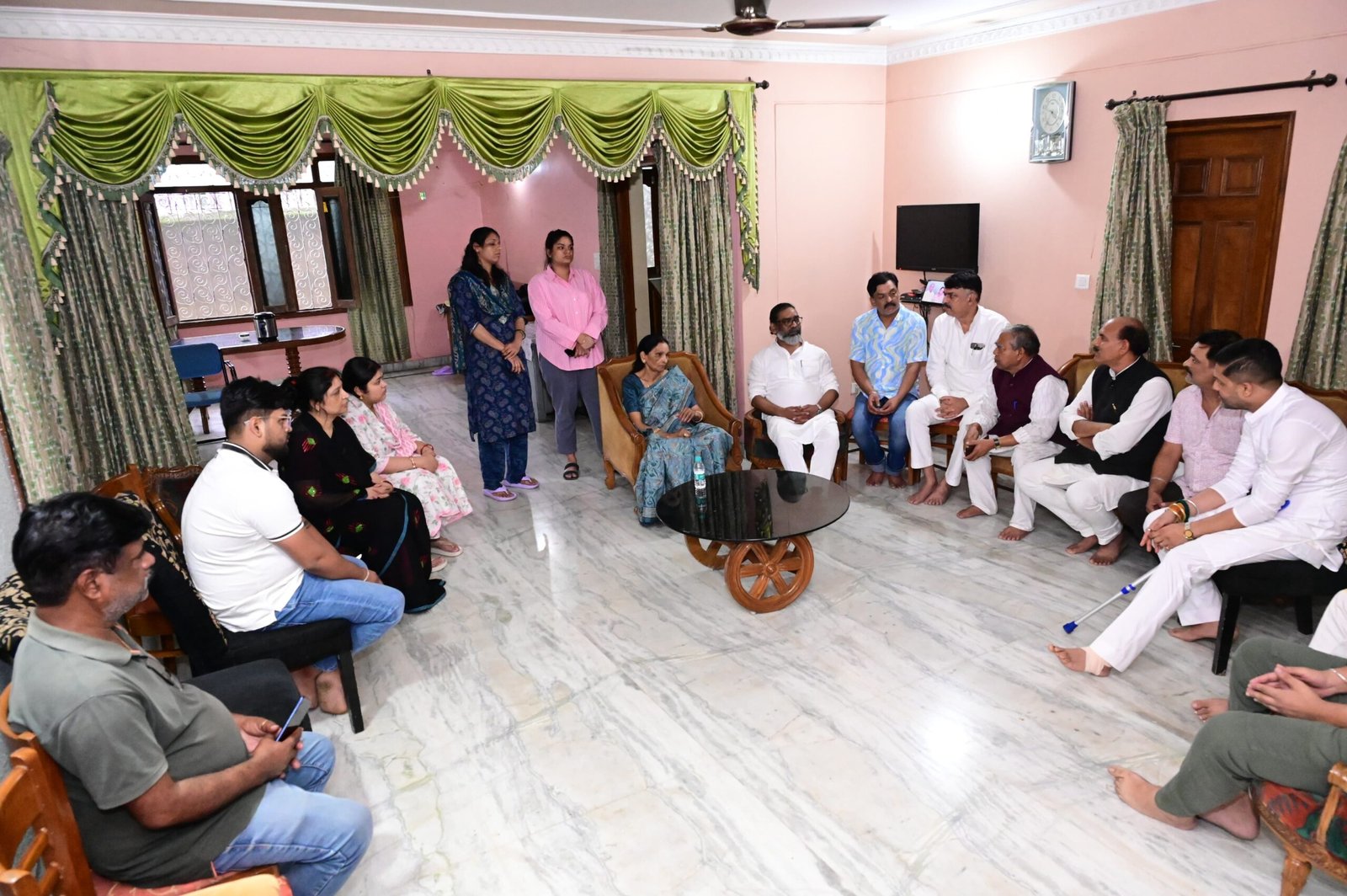 दिवंगत पूर्व मंत्री ददई दुबे को मुख्यमंत्री हेमंत सोरेन ने दी श्रद्धांजलि, परिवार के मिलकर निधन पर जताई गहरी शोक संवेदना 2 WhatsApp Image 2025 07 11 at 17.27.59 357d8ee7 scaled