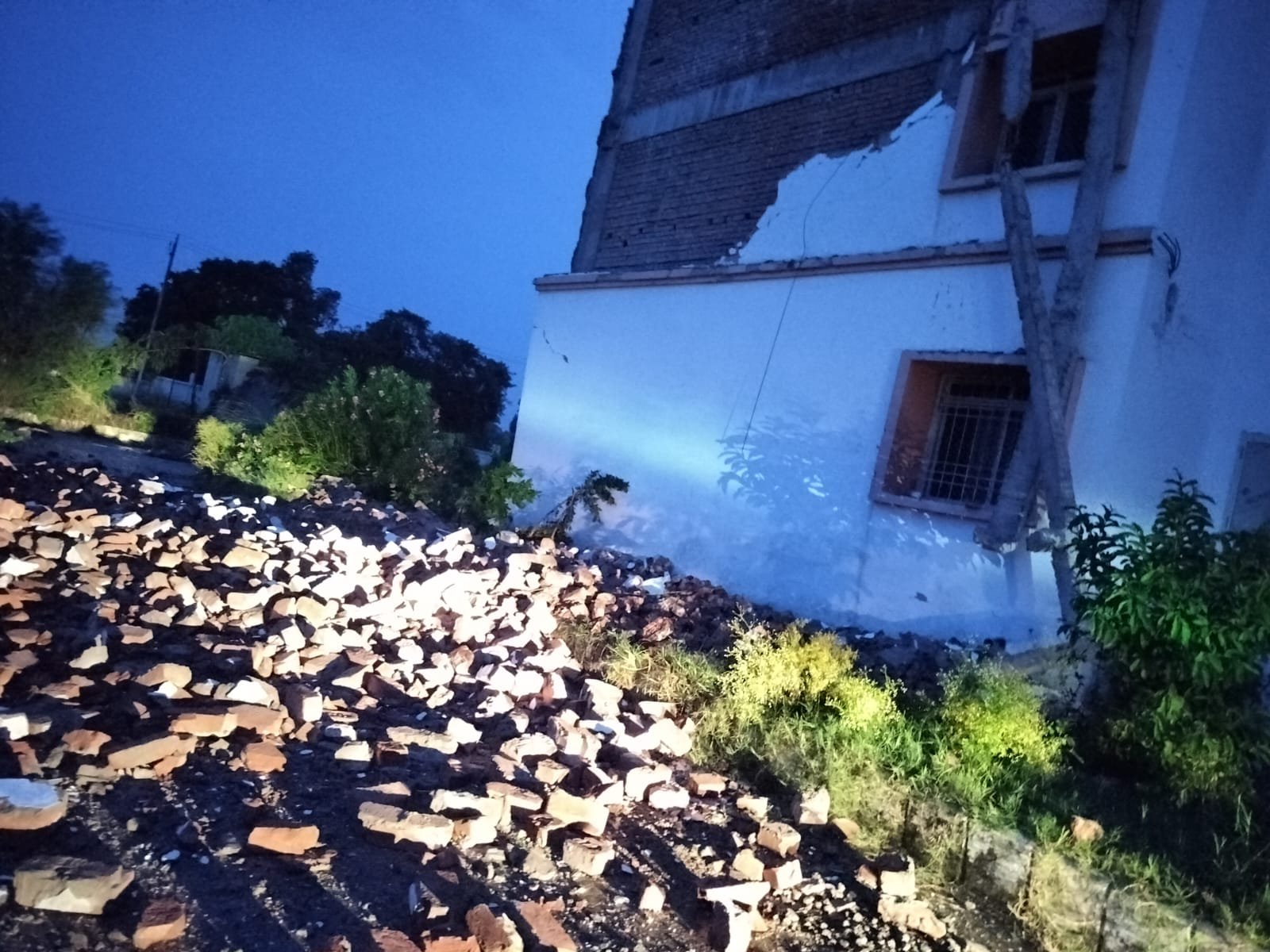 नालंदा में भ्रष्टाचार के भेंट चढ़ा पावापुरी फार्मेसी एंड जीएनएम कॉलेज का शैक्षिणिक भवन, हल्की बारिश में दीवार गिरी, बाल-बाल बचे छात्र 4 WhatsApp Image 2025 07 15 at 13.32.21 5d1acc60