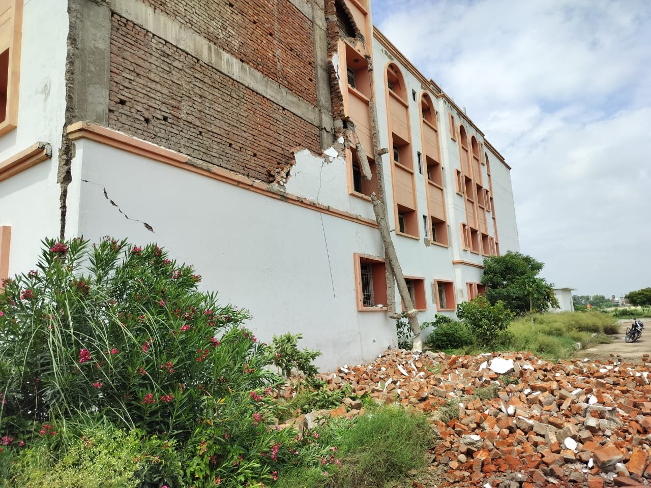 नालंदा में भ्रष्टाचार के भेंट चढ़ा पावापुरी फार्मेसी एंड जीएनएम कॉलेज का शैक्षिणिक भवन, हल्की बारिश में दीवार गिरी, बाल-बाल बचे छात्र 2 WhatsApp Image 2025 07 15 at 13.32.21 f023e2ba