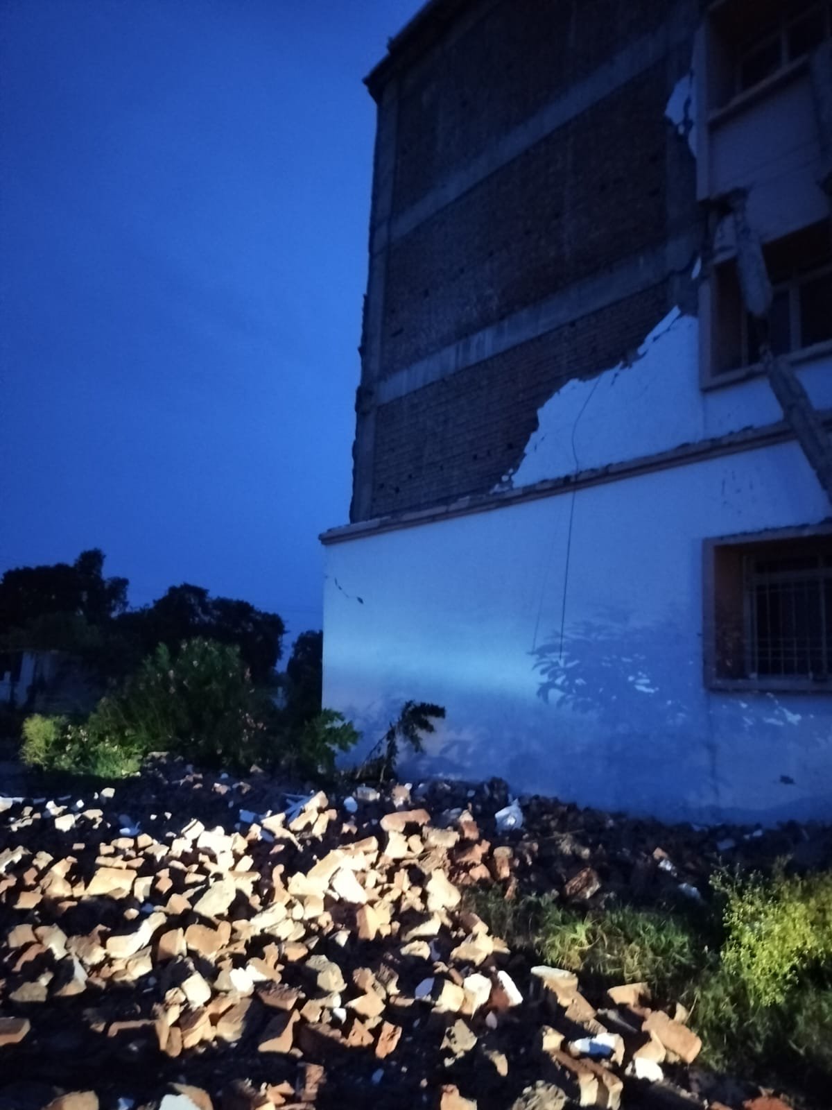 नालंदा में भ्रष्टाचार के भेंट चढ़ा पावापुरी फार्मेसी एंड जीएनएम कॉलेज का शैक्षिणिक भवन, हल्की बारिश में दीवार गिरी, बाल-बाल बचे छात्र 3 WhatsApp Image 2025 07 15 at 13.32.22 6c97c68b