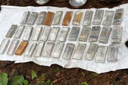 चाईबासा नक्सलियों के खिलाफ सुरक्षाबलों को मिली बड़ी कामयाबी, जमीन के नीचे छिपाए 35 लाख रुपये कैश बरामद