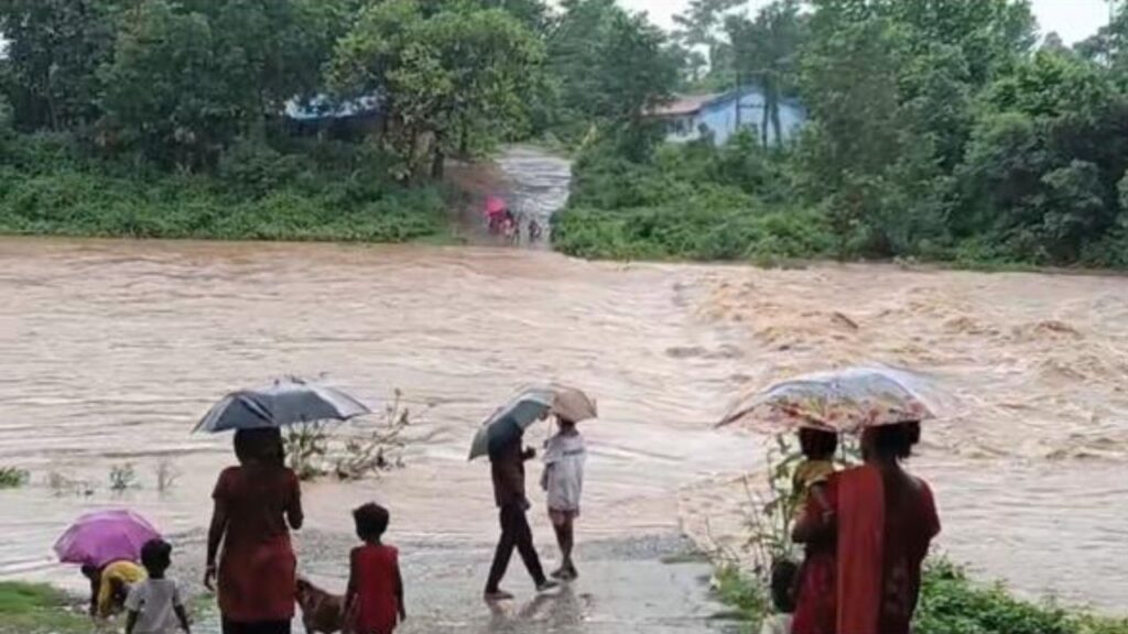 कोल्हान में भारी बारिश का अलर्ट,नदियां उफान पर, चाईबासा-जमशेदपुर में स्कूलों को किया गया बंद