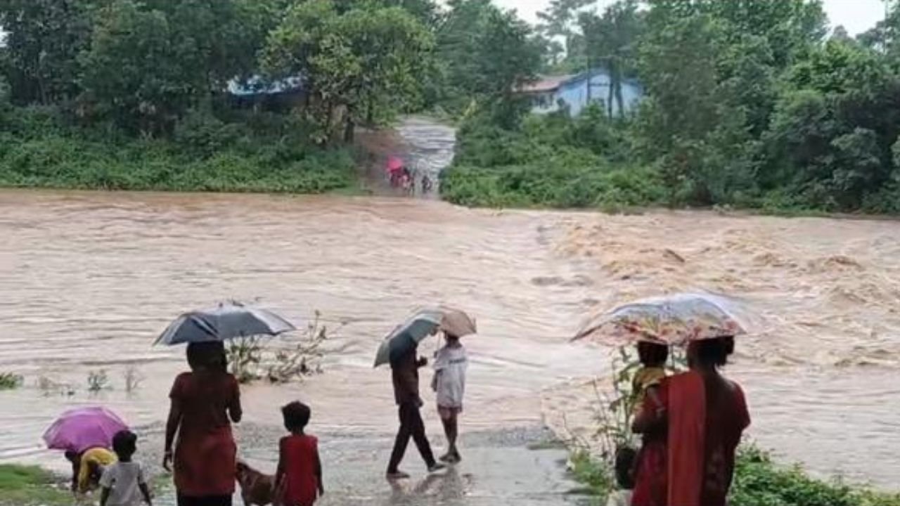 कोल्हान में भारी बारिश का अलर्ट,नदियां उफान पर, चाईबासा-जमशेदपुर में स्कूलों को किया गया बंद