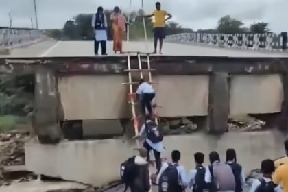 खूंटी-सिमडेगा के बीच पुल ढहा, बांस की सीढ़ी से बनाया रास्ता, बच्चे जा रहे है स्कूल,देखे VIDEO