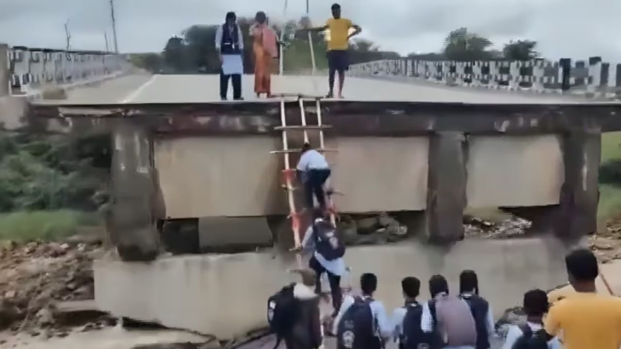 खूंटी-सिमडेगा के बीच पुल ढहा, बांस की सीढ़ी से बनाया रास्ता, बच्चे जा रहे है स्कूल,देखे VIDEO