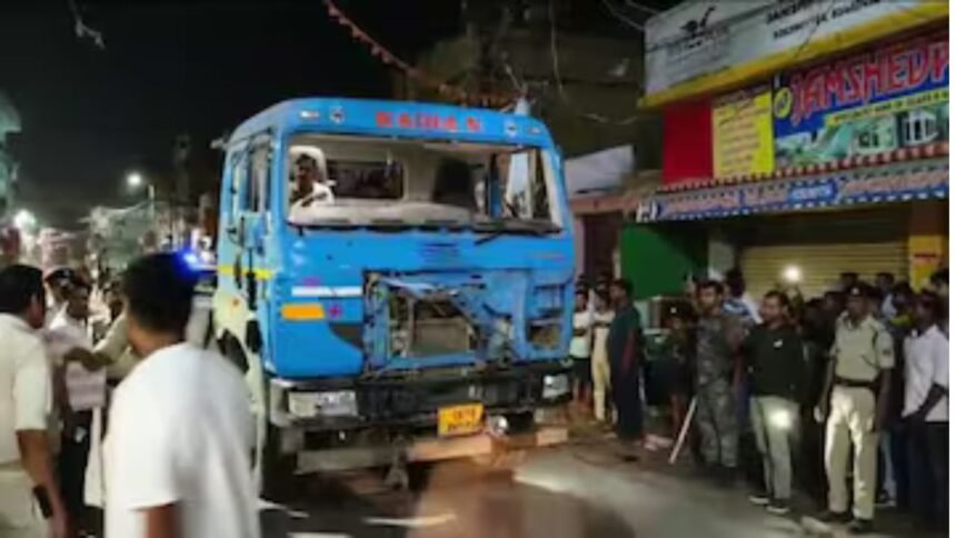 बिहार में तेज रफ्तार हाईवा ने 6 से ज्यादा लोगों को कुचला, ड्राइवर की जमकर पिटाई, 5 थानों की पुलिस को संभालना पड़ा मोर्चा