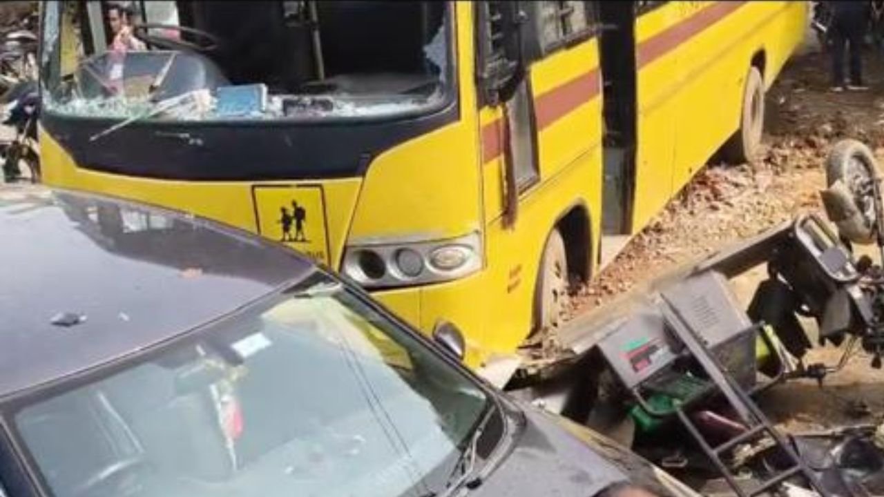 देवघर में तेज रफ्तार स्कूल बस ने मचाया कोहराम, कई गाड़ियों को मारी टक्कर, एक की मौत, एक घायल