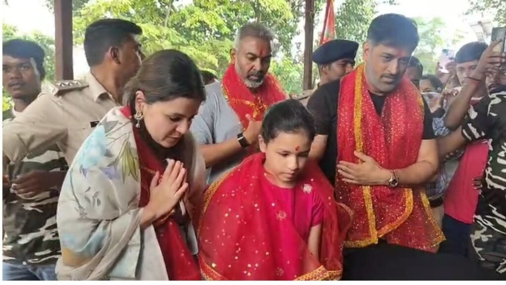 धोनी लेने वाले हैं बड़ा फैसलाः पत्नी और बेटी के साथ देवड़ी मंदिर पहुंचकर की पूजा अर्चना