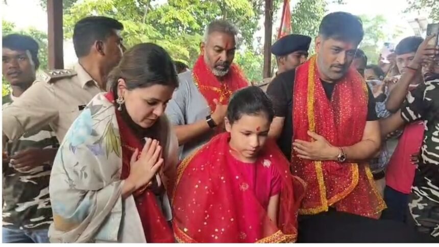 धोनी लेने वाले हैं बड़ा फैसलाः पत्नी और बेटी के साथ देवड़ी मंदिर पहुंचकर की पूजा अर्चना
