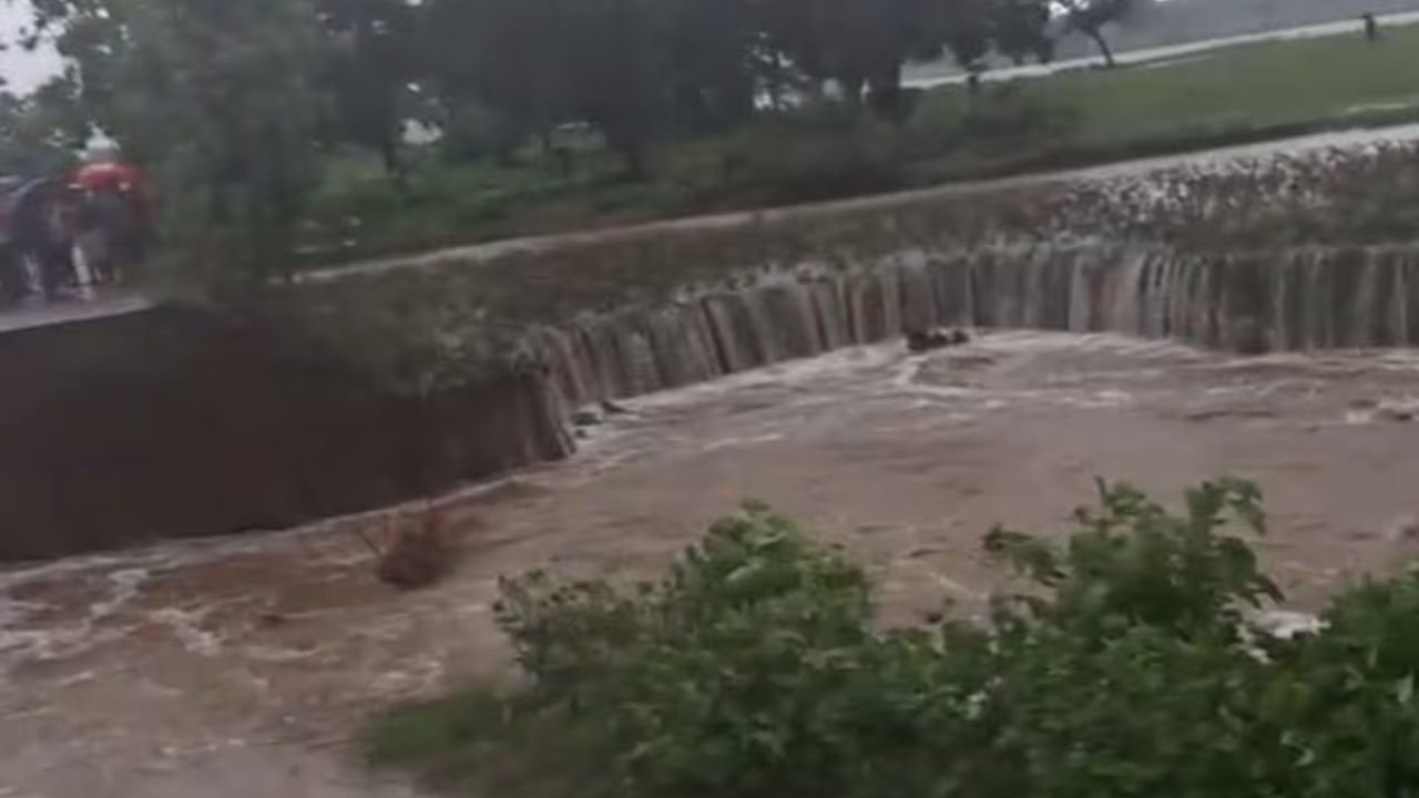 बिहार के गयाजी में बारिश से तबाही, बह गया पुल, रेलवे ट्रैक पर गिरा मलबा, कई ट्रेन प्रभावित