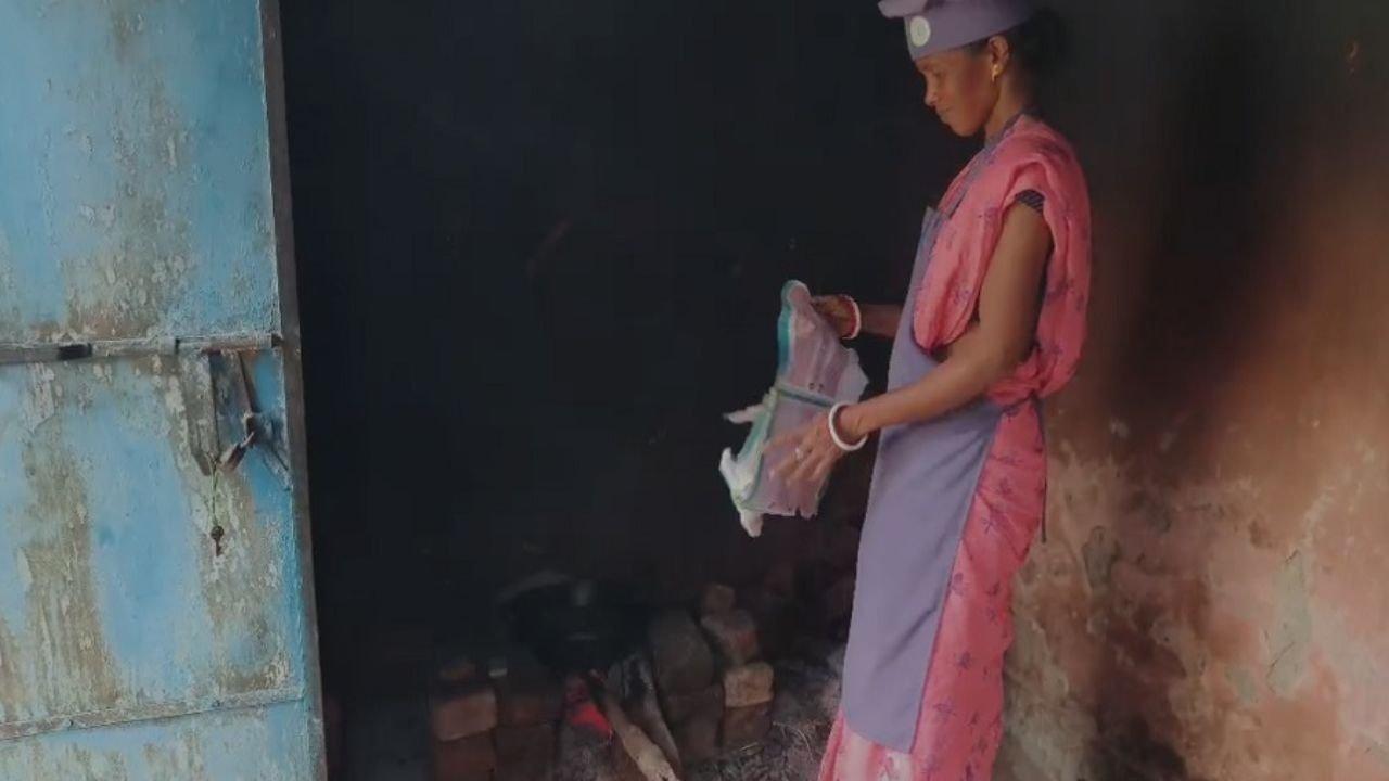 शर्मनाक! छात्रों के बीच बांटे जाने वाले किताबों को जला कर स्कूल में बनाया MDM, शिक्षा विभाग हकरत में आई