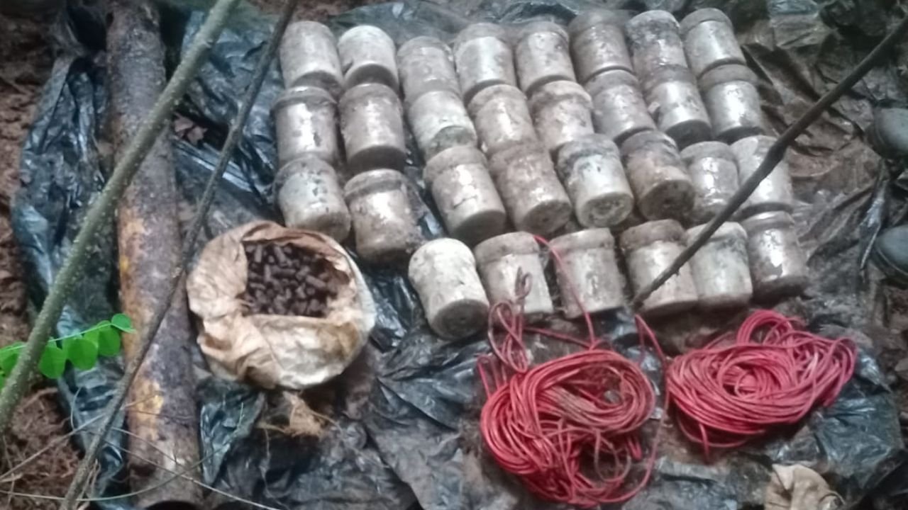 चाईबासा में सुरक्षाबलों को मिली कामयाबी, सर्च ऑपरेशन के दौरान नक्सलियों द्वारा लगाए गए 30 IED बरामद
