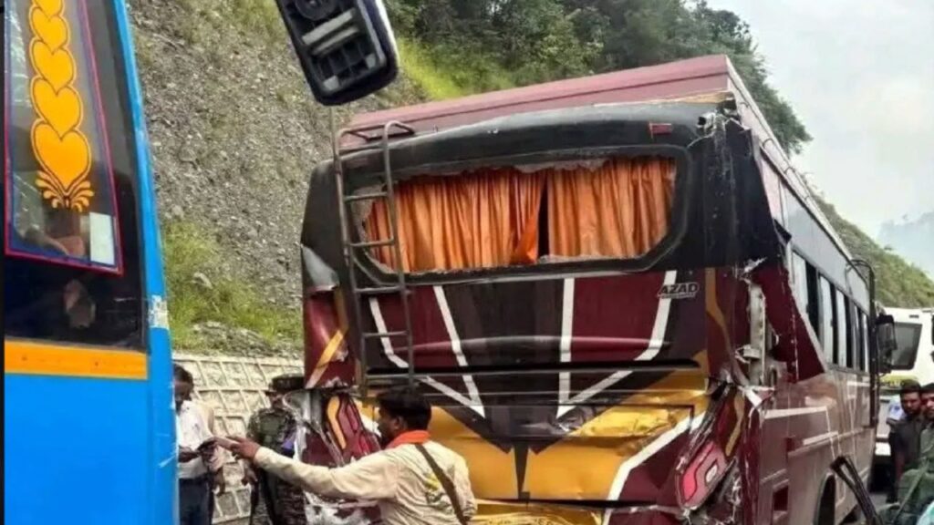 अमरनाथ यात्रियों की चार बसें आपस में टकराई, 30 से ज्यादा यात्री घायल
