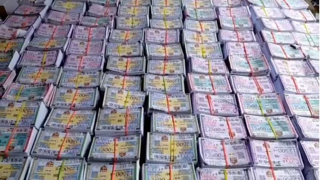 जमशेदपुर बस स्टेंड में पुलिस का छापा, बंगाल से आ रहा लाखों रुपये का लॉटरी किया जब्त, दो गिरफ्तार