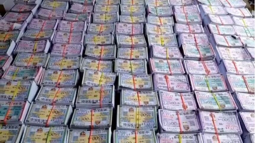 जमशेदपुर बस स्टेंड में पुलिस का छापा, बंगाल से आ रहा लाखों रुपये का लॉटरी किया जब्त, दो गिरफ्तार