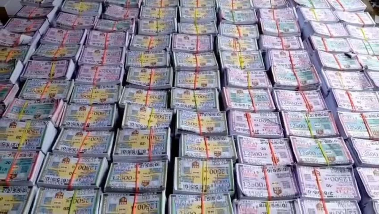 जमशेदपुर बस स्टेंड में पुलिस का छापा, बंगाल से आ रहा लाखों रुपये का लॉटरी किया जब्त, दो गिरफ्तार