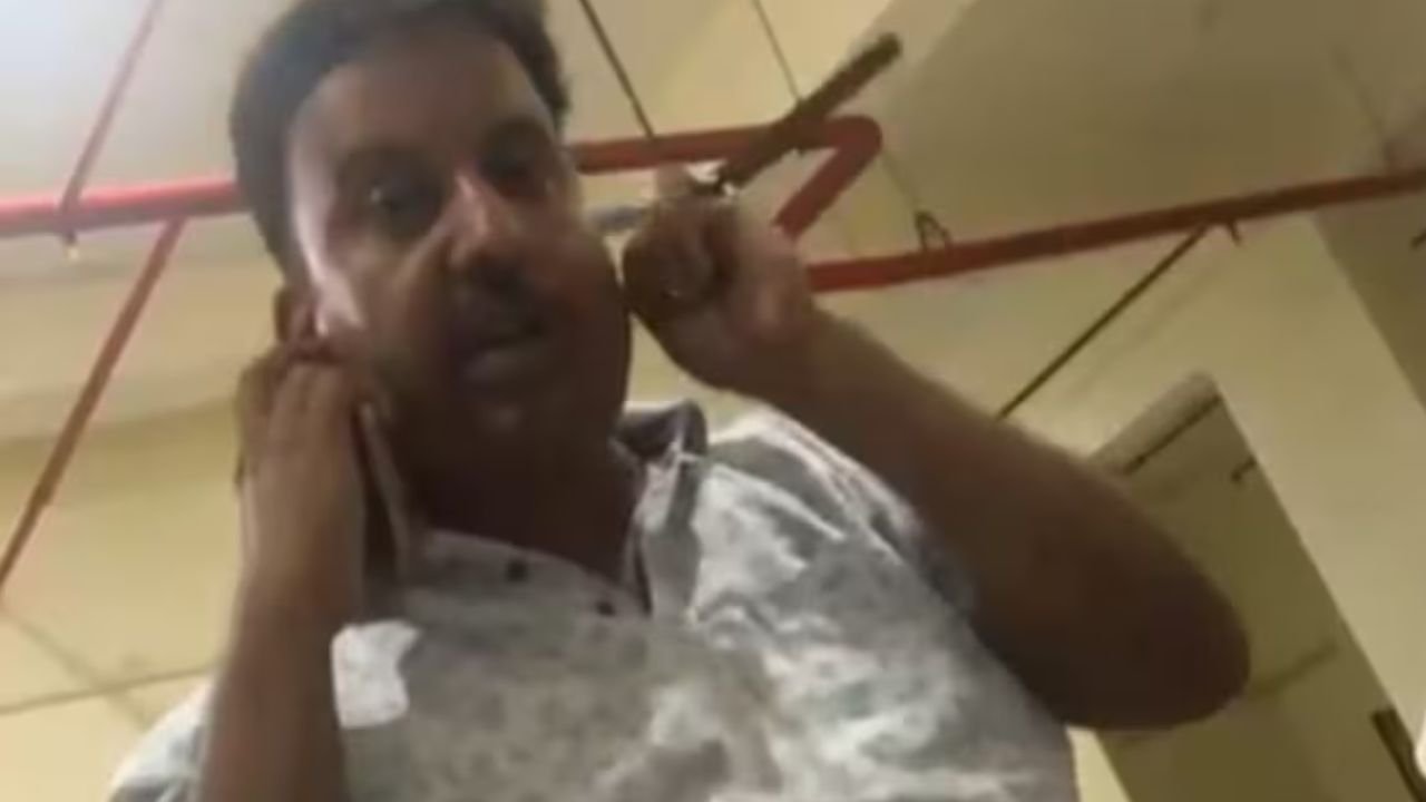 बिहार में लूट के शिकार को लूटेरा बताकर पीटा, एनकाउंटर की दी धमकी, अब दारोगा का पकड़कर मांग रहा है माफी, देखिये VIDEO