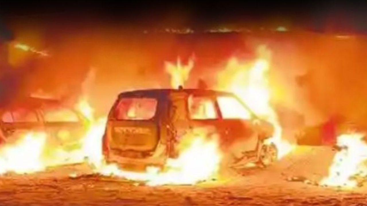 बिहार में कबाड़ी कोरोबारी की हत्या के बाद उग्र हुई भीड़, आरोपी के घर पर बोला हमला, गाड़ियों में लगा दी आग