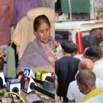 पटना में मेयर सीता साहू के बेटे की गिरफ्तारी का विरोध, लोगों ने पुलिस की गाड़ी को घेरा