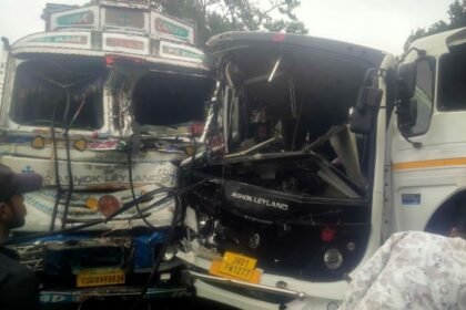 झारखंड के सिमडेगा में भीषण सड़क हादसा, ट्रक और बस की टक्कर में एक की मौत 6 से ज्यादा घायल