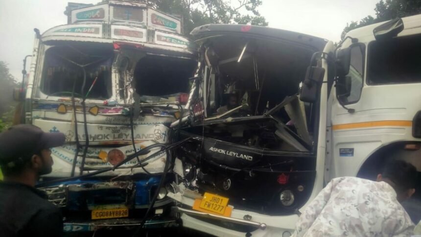 झारखंड के सिमडेगा में भीषण सड़क हादसा, ट्रक और बस की टक्कर में एक की मौत 6 से ज्यादा घायल