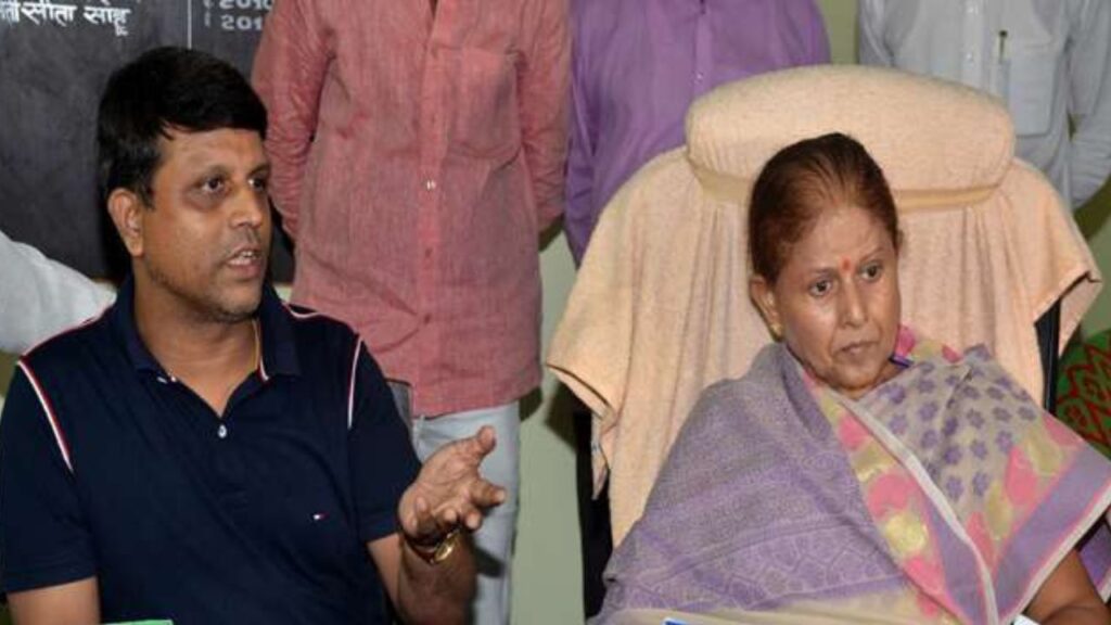 पटना की मेयर सीता साहू का बेटा भगौड़ा, पुलिस की दबिश के बाद शिशिर बिहार से हुआ फरार, आर्म्स लाइसेंस होगा रद्द