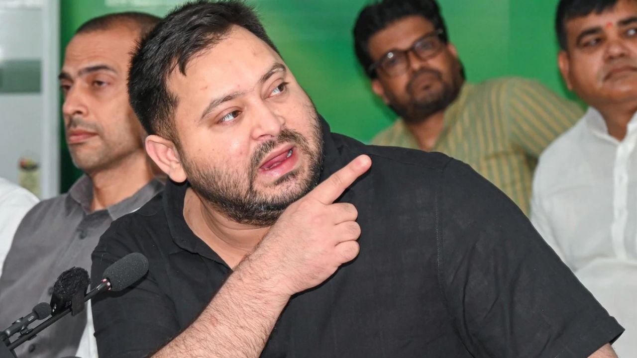 तेजस्वी यादव को चुनाव आयोग ने भेजा नोटिस, दो वोटर आईडी मामले में बढ़ी बिहार के नेता प्रतिपक्ष की मुश्किलें