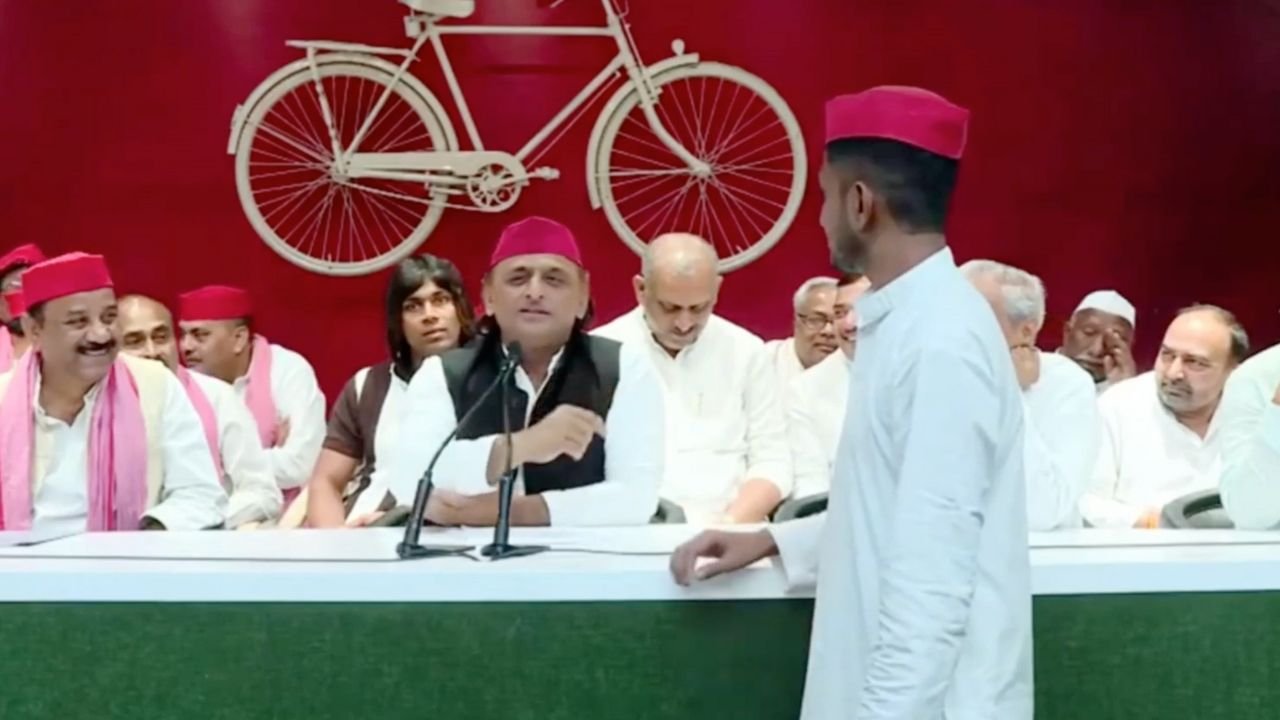 अखिलेश भैया से सामना करोगे तो रेल दिए जाओगे