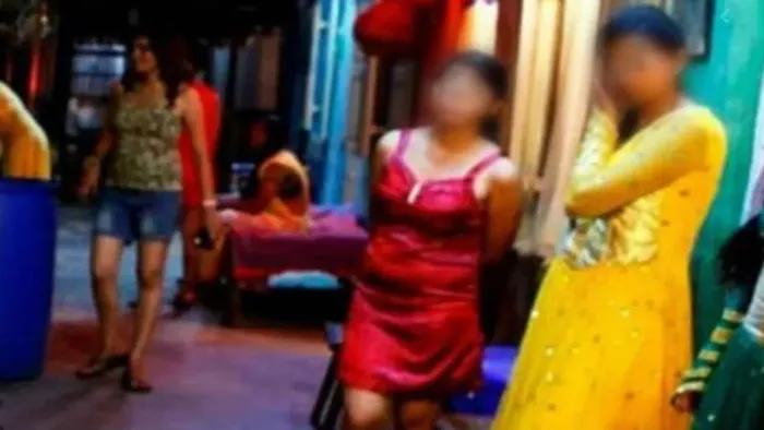 नाबालिग लड़कियों से जबरन कराया जा रहा था देह व्यापार, पुलिस ने छापेमारी कर 5 महिला समेत 14 को किया अरेस्ट