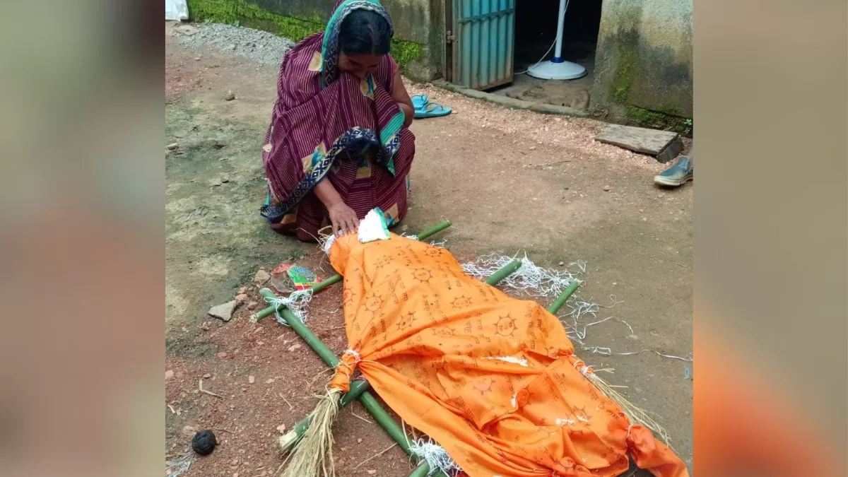 पति का शव झारखंड लाने के लिए पैसे नहीं, पत्नी ने पुतले का ही कर दिया अंतिम संस्कार